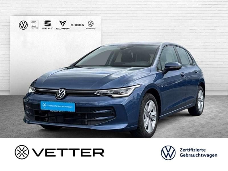 Blau Gebraucht 2024 VW Golf VIII Life Limousine | 24.949 € (Fairer Preis) - Bild 1/3