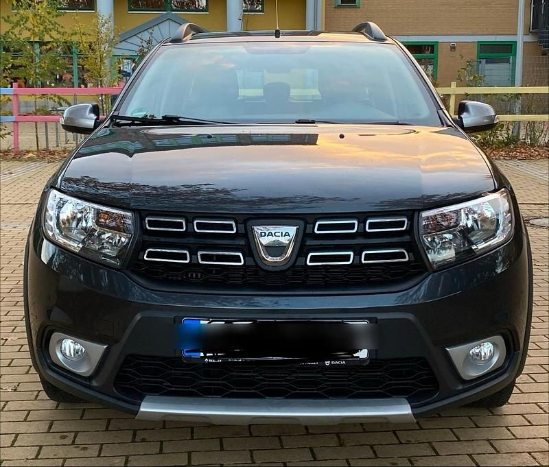 Grau Gebraucht 2018 Dacia Logan MCV Kombi | 12.900 € - Bild 1/4