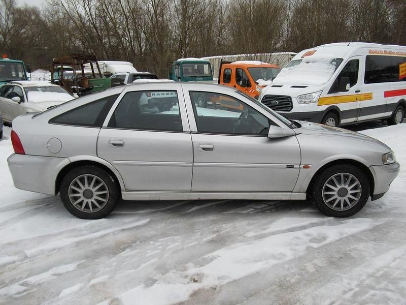 Gebraucht Opel Vectra Edition 116 PS (85 kW) 2000 Silber Limousine
