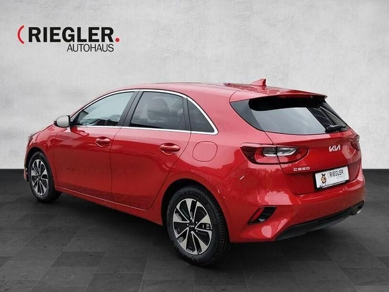 Neu Kia Ceed 140 PS (102 kW) 2025 Rot Kleinwagen
