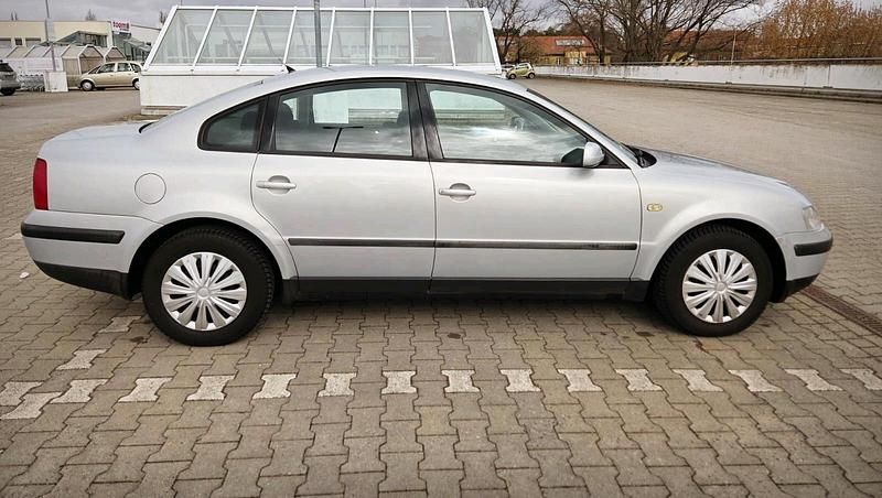 Gebraucht VW Passat 125 PS (91 kW) 1999 Violet Limousine