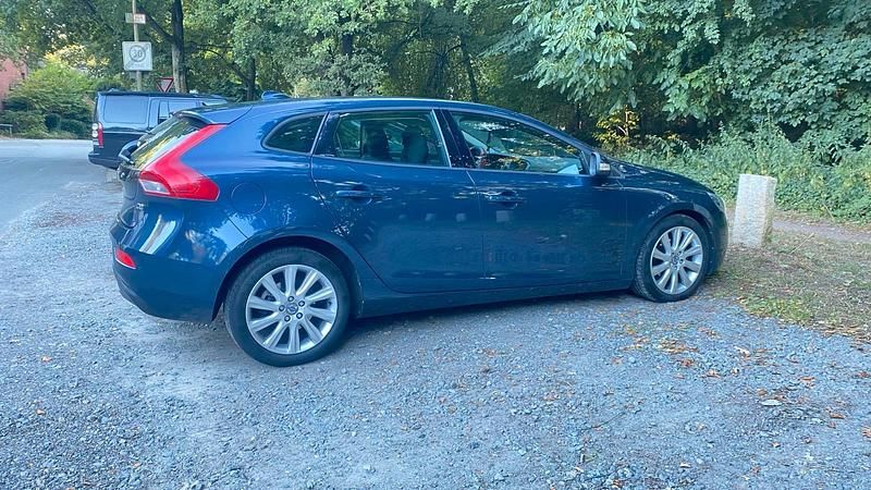 Andere farben Gebraucht 2015 Volvo V40 You! Kombi | 11.399 € (Fairer Preis) - Bild 1/4