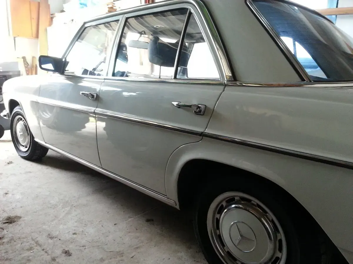 Gebraucht Mercedes 200 95 PS (69 kW) 1974 Weiß Limousine