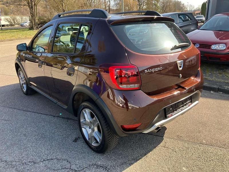 Gebraucht Dacia Sandero Prestige 90 PS (66 kW) 2017 Turmalinbraun Kleinwagen