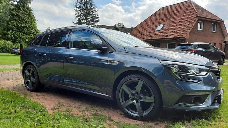 Grau Gebraucht 2016 Renault Mégane GrandTour Intens Kombi | 7.995 € - Bild 1/4