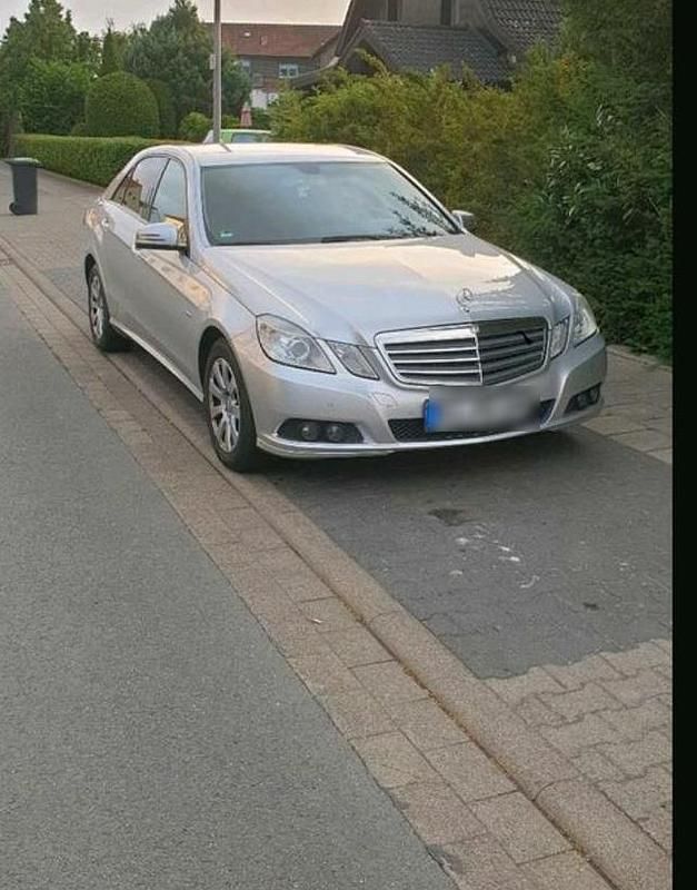 Silber Gebraucht 2010 Mercedes E220 Elegance Limousine | 5.650 € (Guter Preis) - Bild 1/4