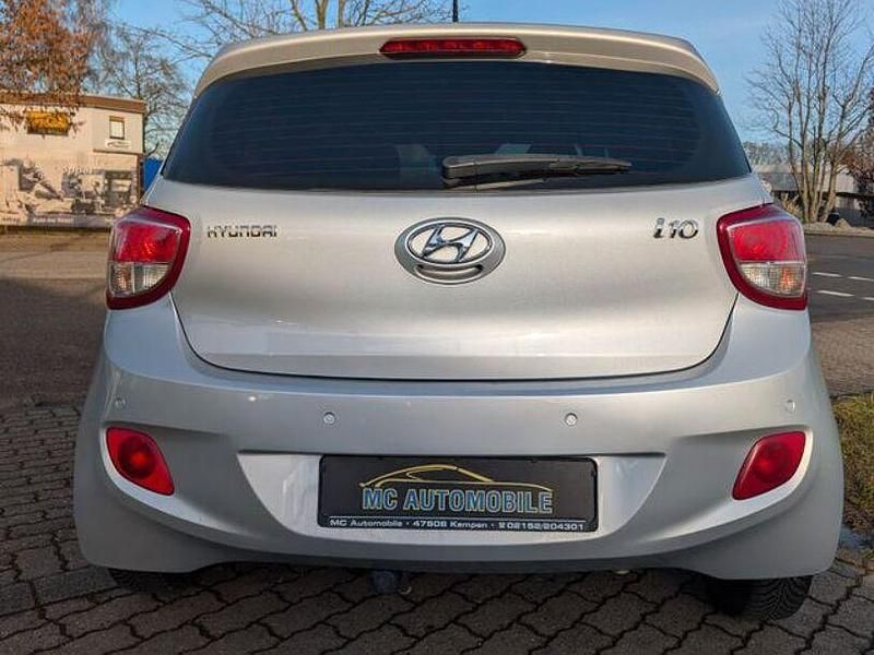 Gebraucht Hyundai i10 Classic 67 PS (49 kW) 2016 Sleek silver / met (metallic) Kleinwagen