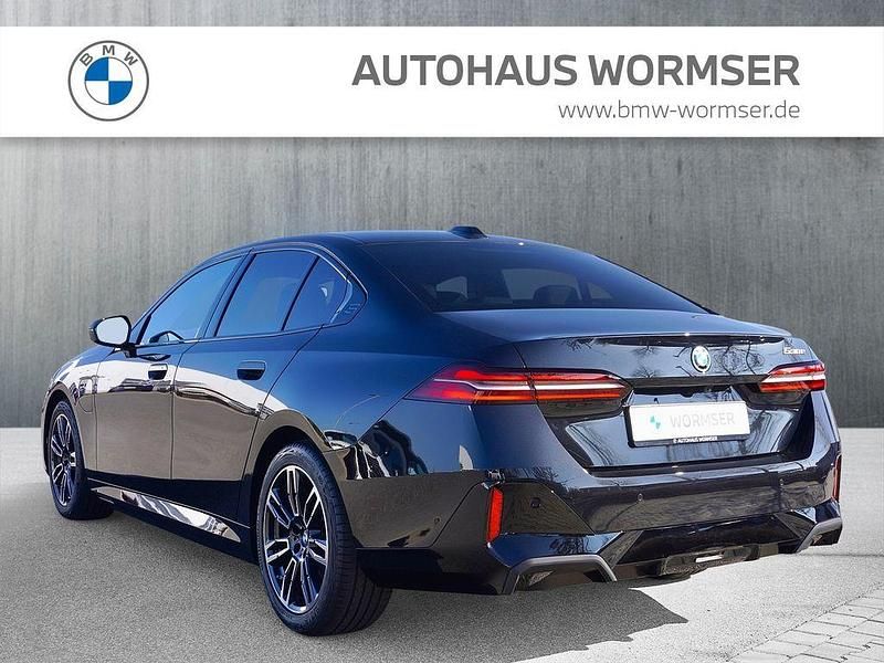 Neu BMW 530e Performance 299 PS (219 kW) 2026 Schwarz Limousine