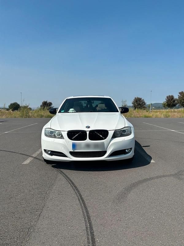Używany BMW 320 M Performance 170 KM (125 kW) 2009 Biały Sedan/Limuzyna