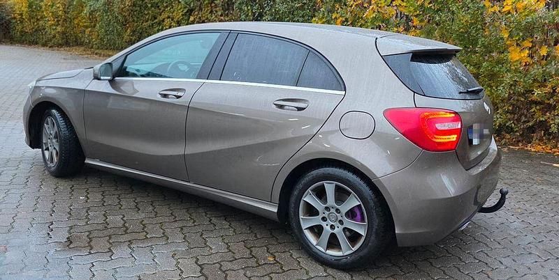 Grau Gebraucht 2012 Mercedes A180 Urban Limousine | 8.950 € (Guter Preis) - Bild 1/4