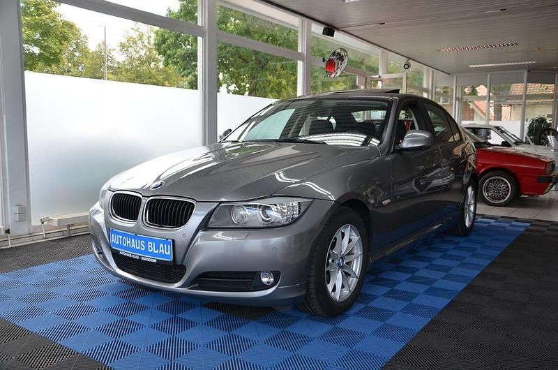 Grau Gebraucht 2011 BMW 318 Sport Line Limousine | 8.990 € (Etwas zu teuer) - Bild 1/4