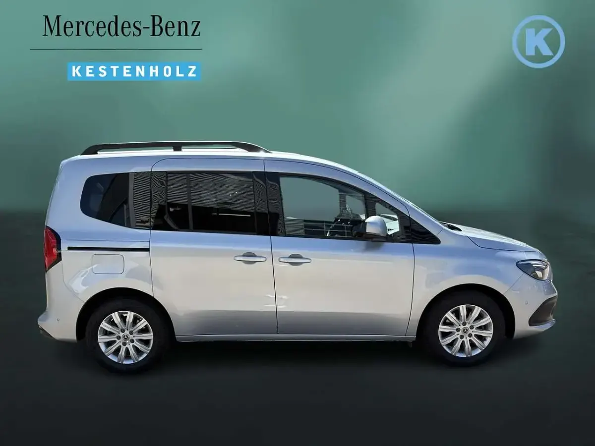 Gebraucht Mercedes T180 Progressive 116 PS (85 kW) 2025 Helvinsilber Van / Kleinbus