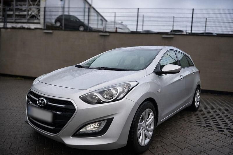 Gebraucht Hyundai i30 Trend 110 PS (80 kW) 2015 Silber Kombi