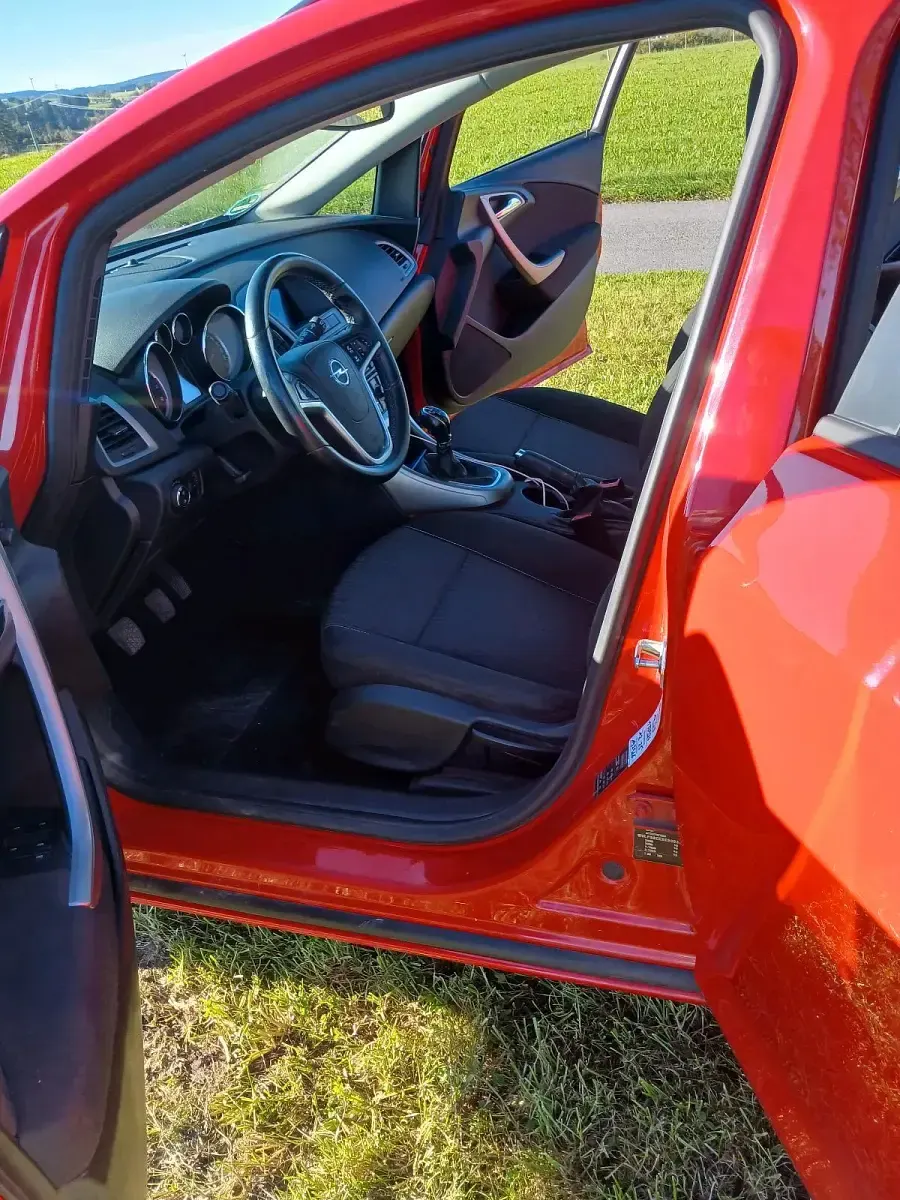 Używany Opel Astra 140 KM (102 kW) 2011 Czerwony Kombi
