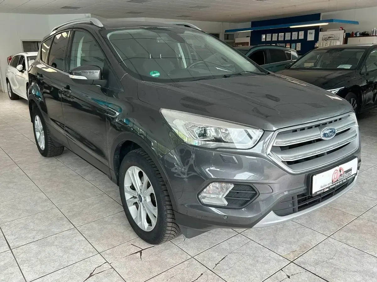 Gebraucht Ford Kuga Titanium 150 PS (110 kW) 2018 Grau SUV