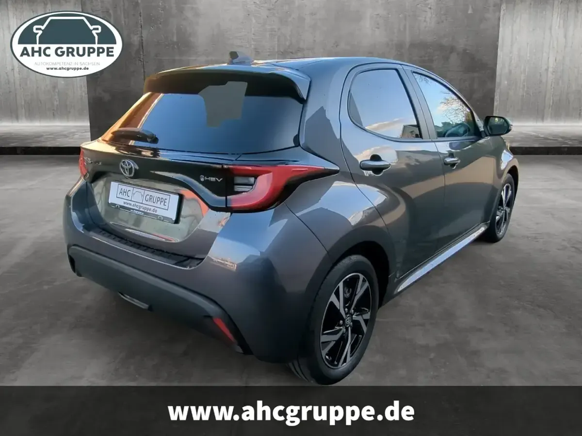 Gebraucht Toyota Yaris Connect Style 117 PS (86 kW) 2025 Grau Kleinwagen