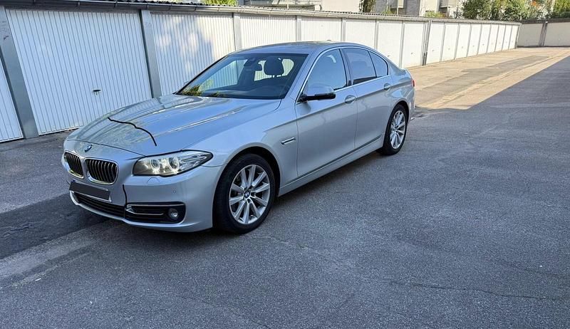 Silber Gebraucht 2015 BMW 520 Luxury Line Limousine | 12.490 € (Guter Preis) - Bild 1/4