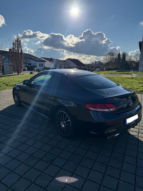 Grau Gebraucht 2021 Mercedes C300 Coupé | 34.900 € (Fairer Preis) - Bild 1/4