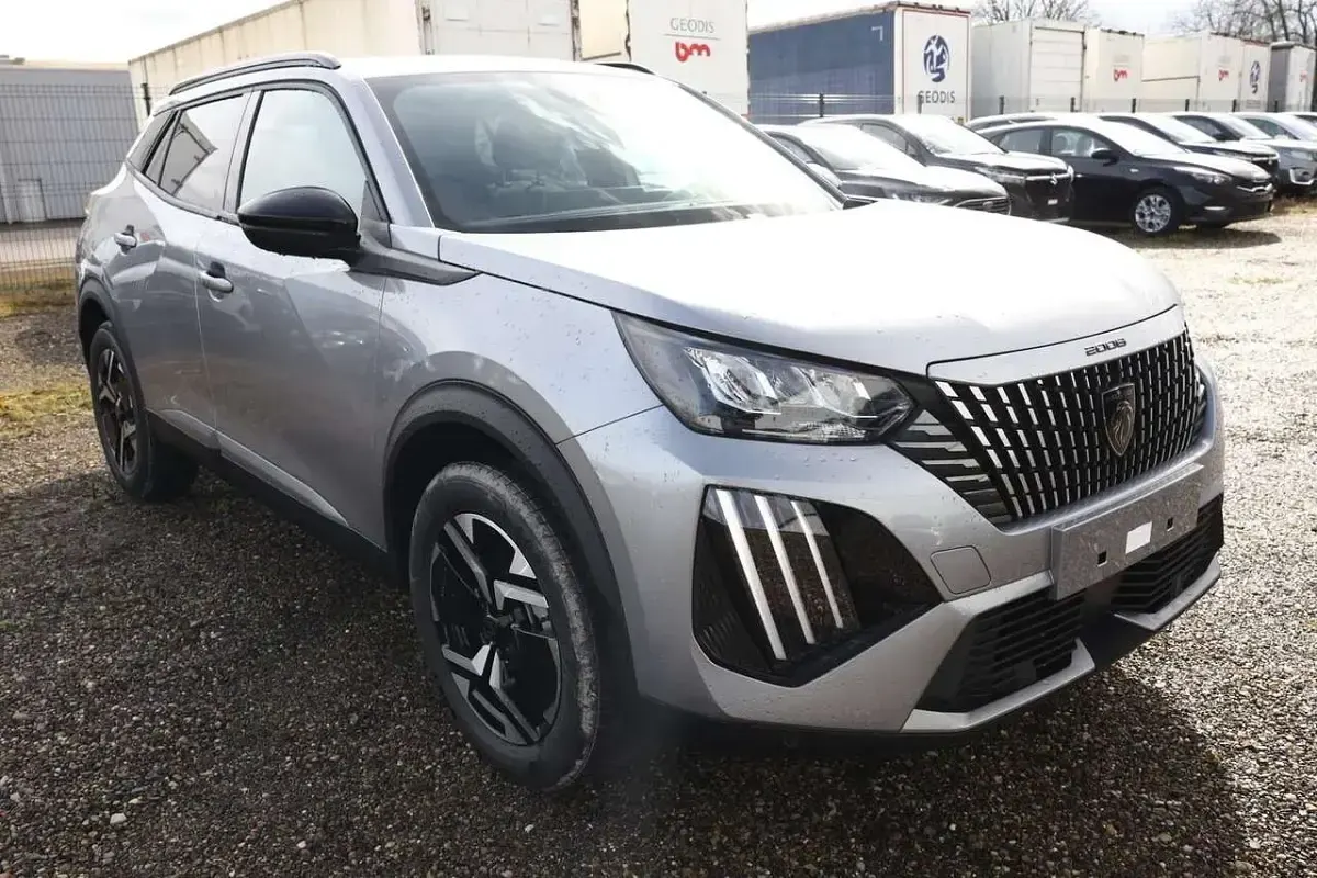 Neu Peugeot 2008 Allure 145 PS (106 kW) 2025 Artense silber metallic SUV