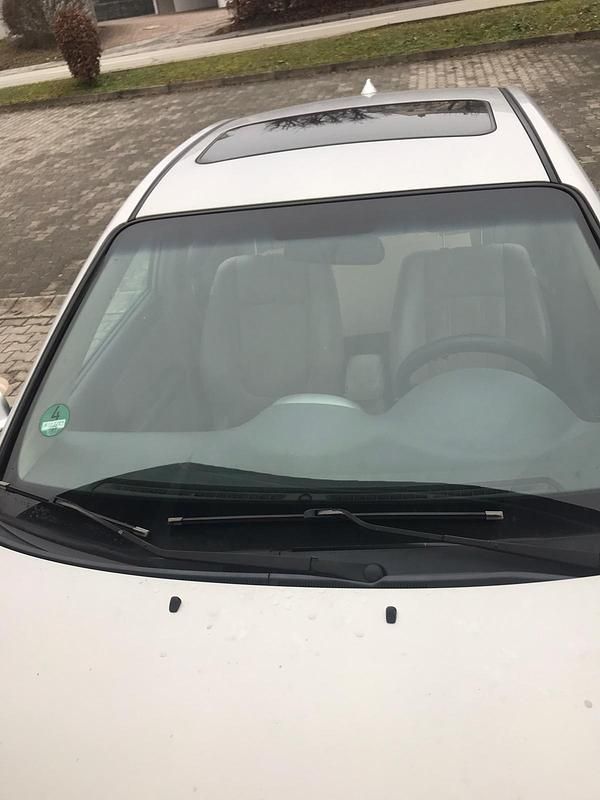 Silber Gebraucht 2005 Kia Cerato Limousine | 1.400 € (Fairer Preis) - Bild 1/4