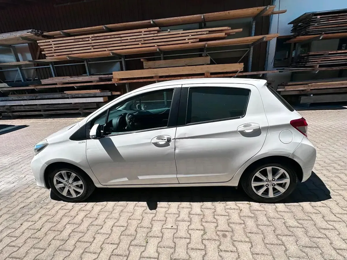 Gebraucht Toyota Yaris 90 PS (66 kW) 2014 Weiß Kleinwagen
