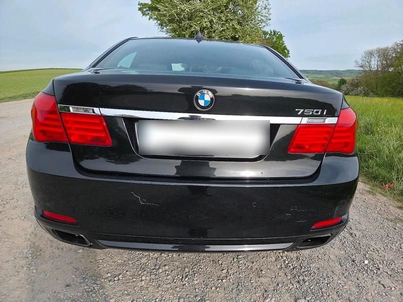 Second-hand BMW 750 408 CP (300 kW) 2011 Negru Berlinǎ