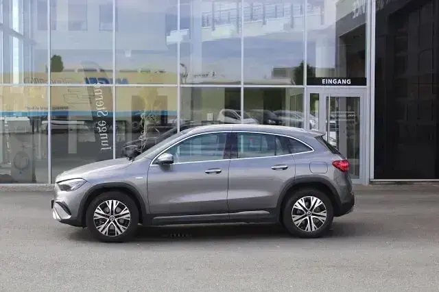 Gebraucht Mercedes GLA250 Progressive 163 PS (119 kW) 2025 Grau SUV