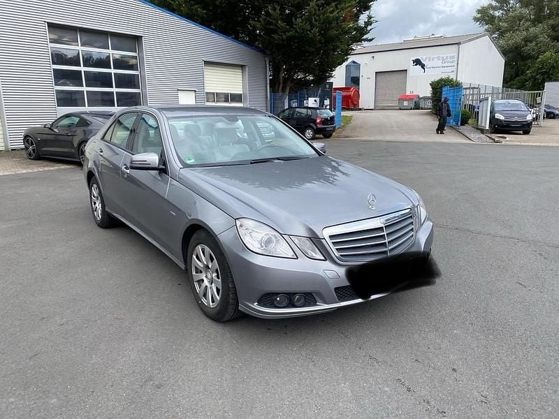 Grau Gebraucht 2009 Mercedes E350 Limousine | 8.750 € (Superpreis) - Bild 1/4