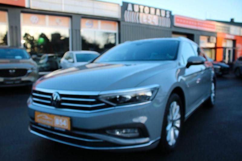 Grau Gebraucht 2023 VW Passat Elegance Kombi | 26.991 € (Etwas zu teuer) - Bild 1/4