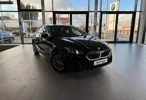 Używany BMW 118 Shadowline 150 KM (110 kW) 2025 Czarny Hatchback