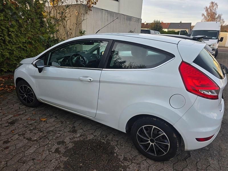 Weiß Gebraucht 2011 Ford Fiesta Titanium Limousine | 1.950 € (Superpreis) - Bild 1/4