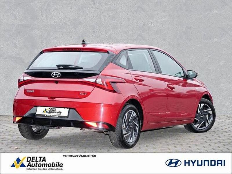 Gebraucht Hyundai i20 Trend 101 PS (74 kW) 2023 Dragon red Kleinwagen
