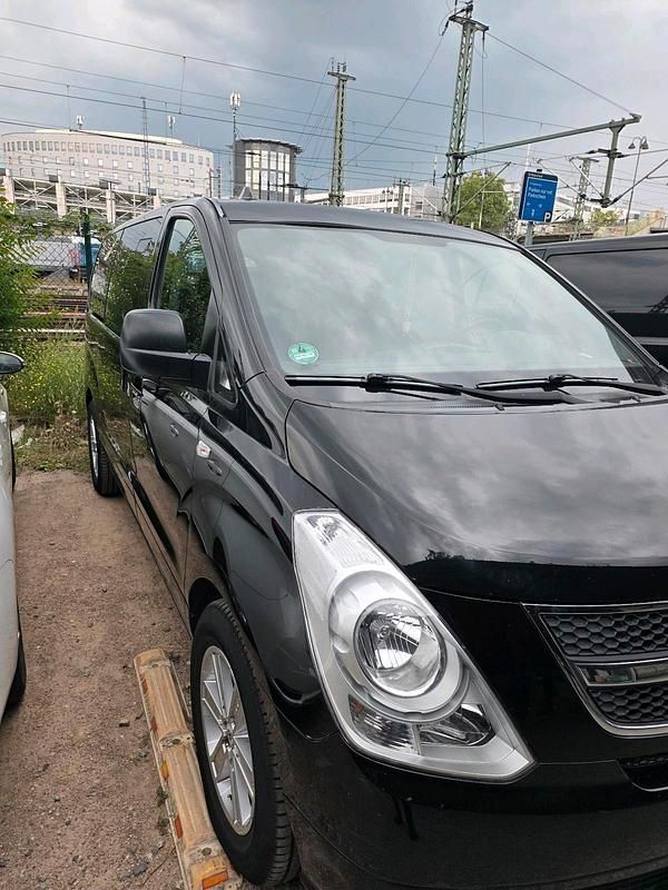 Schwarz Gebraucht 2010 Hyundai H-1 Van / Kleinbus | 8.900 € (Fairer Preis) - Bild 1/4