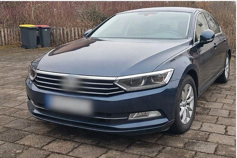 Gebraucht VW Passat Comfortline 150 PS (110 kW) 2017 Blau Limousine