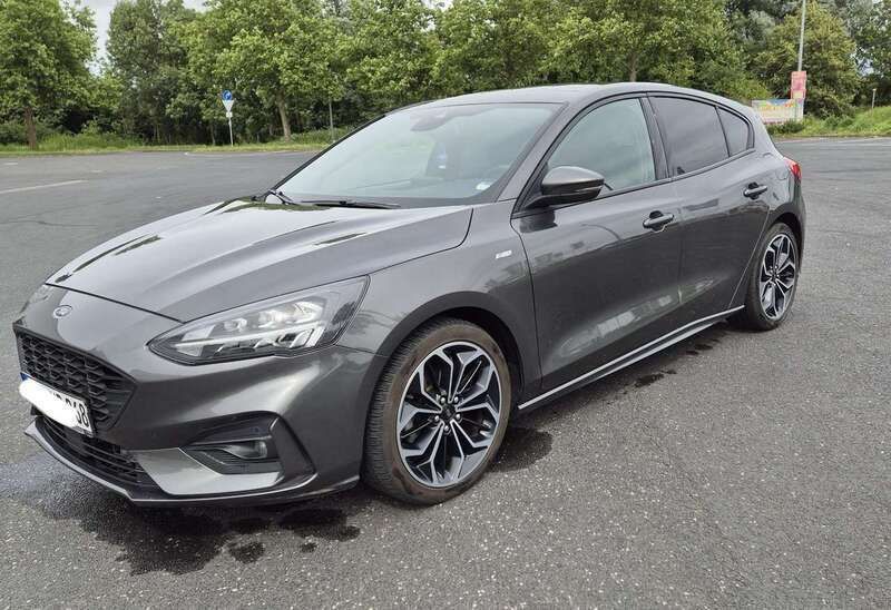 Grau Gebraucht 2018 Ford Focus ST-Line Limousine | 14.999 € (Fairer Preis) - Bild 1/4