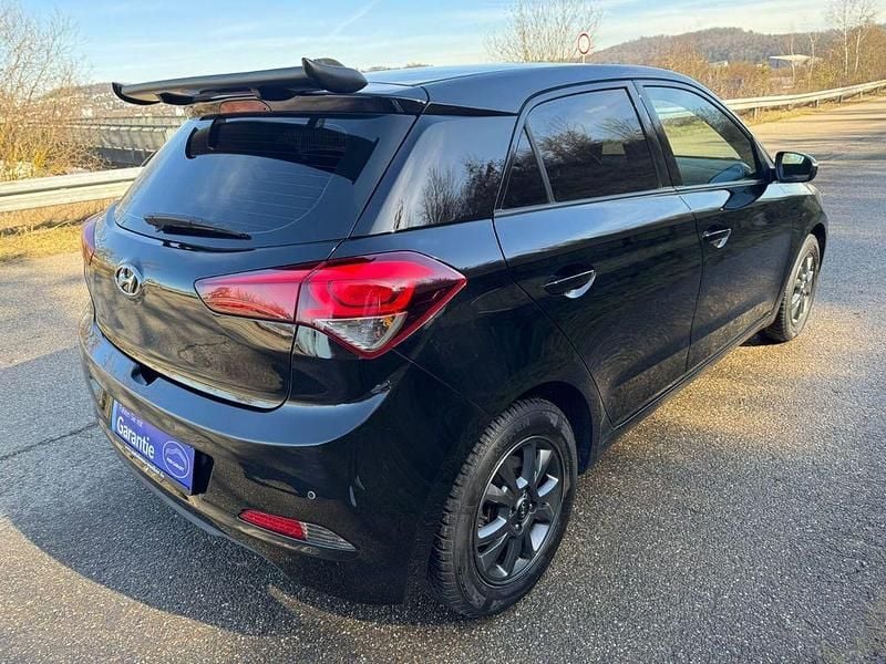 Gebraucht Hyundai i20 YES! 101 PS (74 kW) 2017 Schwarz Limousine