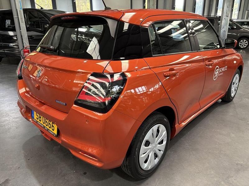 Gebraucht Suzuki Swift GL 83 PS (61 kW) 2025 Orange Limousine