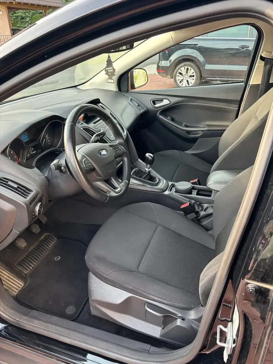 Gebraucht Ford Focus Trend 125 PS (91 kW) 2016 Schwarz Limousine