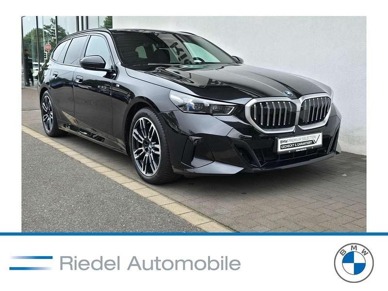 Saphirschwarz metallic Gebraucht 2024 BMW 540 M Sport Kombi | 65.680 € - Bild 1/3