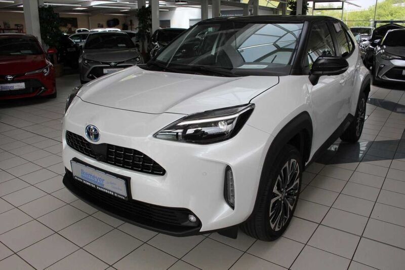Platinweiss metallic Neu 2024 Toyota Yaris Cross Elegant SUV | 29.990 € (Etwas zu teuer) - Bild 1/4