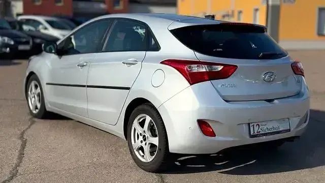 Usado Hyundai i30 Edition 135 CV (99 kW) 2014 Plateado Berlina