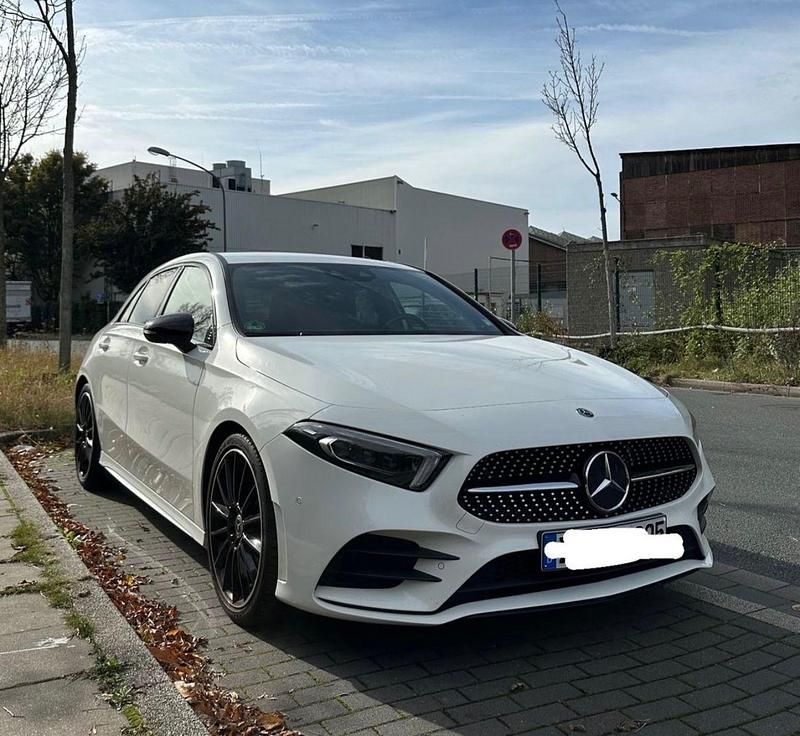 Weiß Gebraucht 2018 Mercedes A220 AMG line Limousine | 21.890 € (Guter Preis) - Bild 1/4