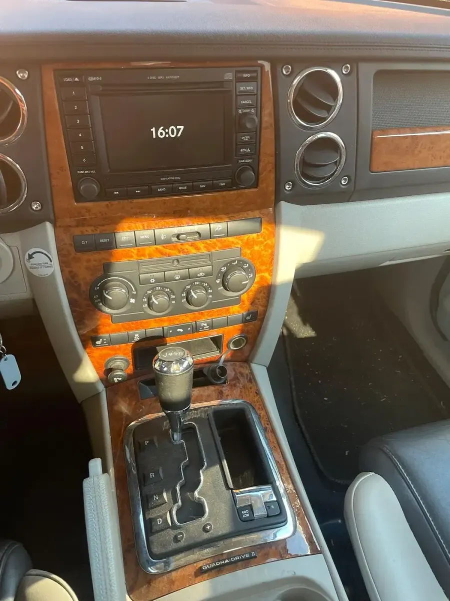 Second-hand Jeep Commander 218 CP (160 kW) 2007 Negru SUV