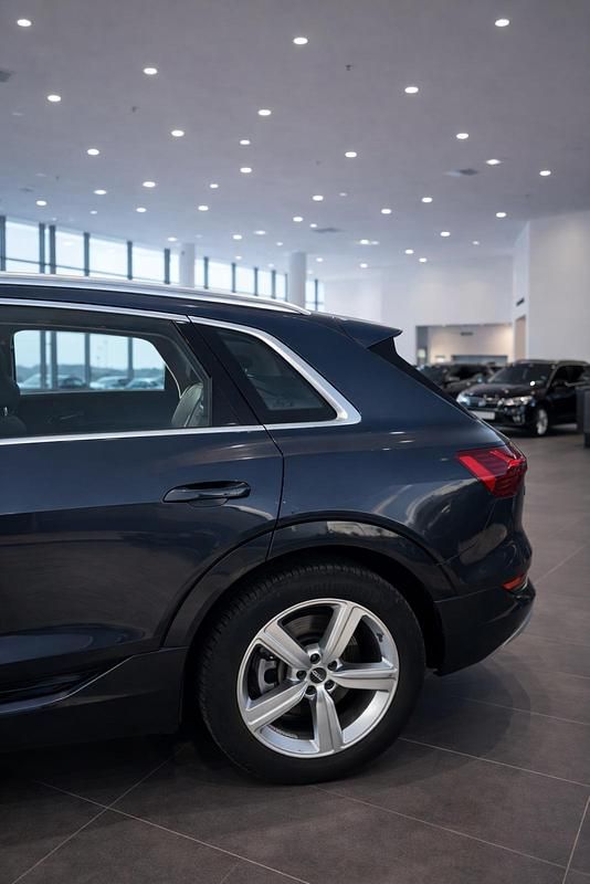 Gebraucht Audi e-tron Comfort 230 kW (313 PS) 2019 Grau SUV