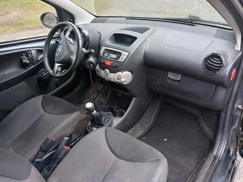 Gebraucht Toyota Aygo 68 PS (50 kW) 2012 Schwarz Kleinwagen