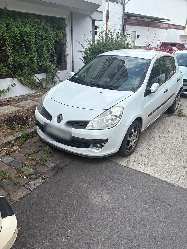 Weiß Gebraucht 2006 Renault Clio II Kleinwagen | 800 € (Guter Preis) - Bild 1/4