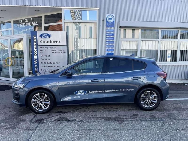 Gebraucht Ford Focus Titanium 125 PS (91 kW) 2023 Chrome blue metallic Limousine