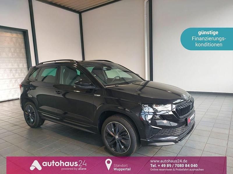 Schwarz Gebraucht 2024 Skoda Karoq SportLine SUV | 33.990 € (Fairer Preis) - Bild 1/4