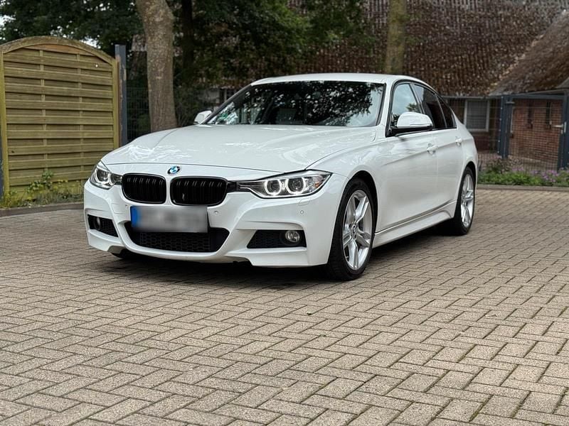 Weiß Gebraucht 2014 BMW 318 M Sport Limousine | 9.899 € (Fairer Preis) - Bild 1/4