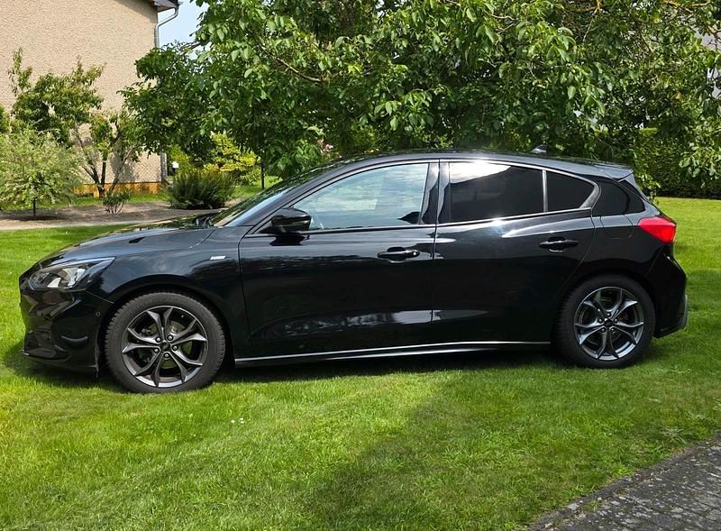 Schwarz Gebraucht 2020 Ford Focus Limousine | 15.499 € (Fairer Preis) - Bild 1/4